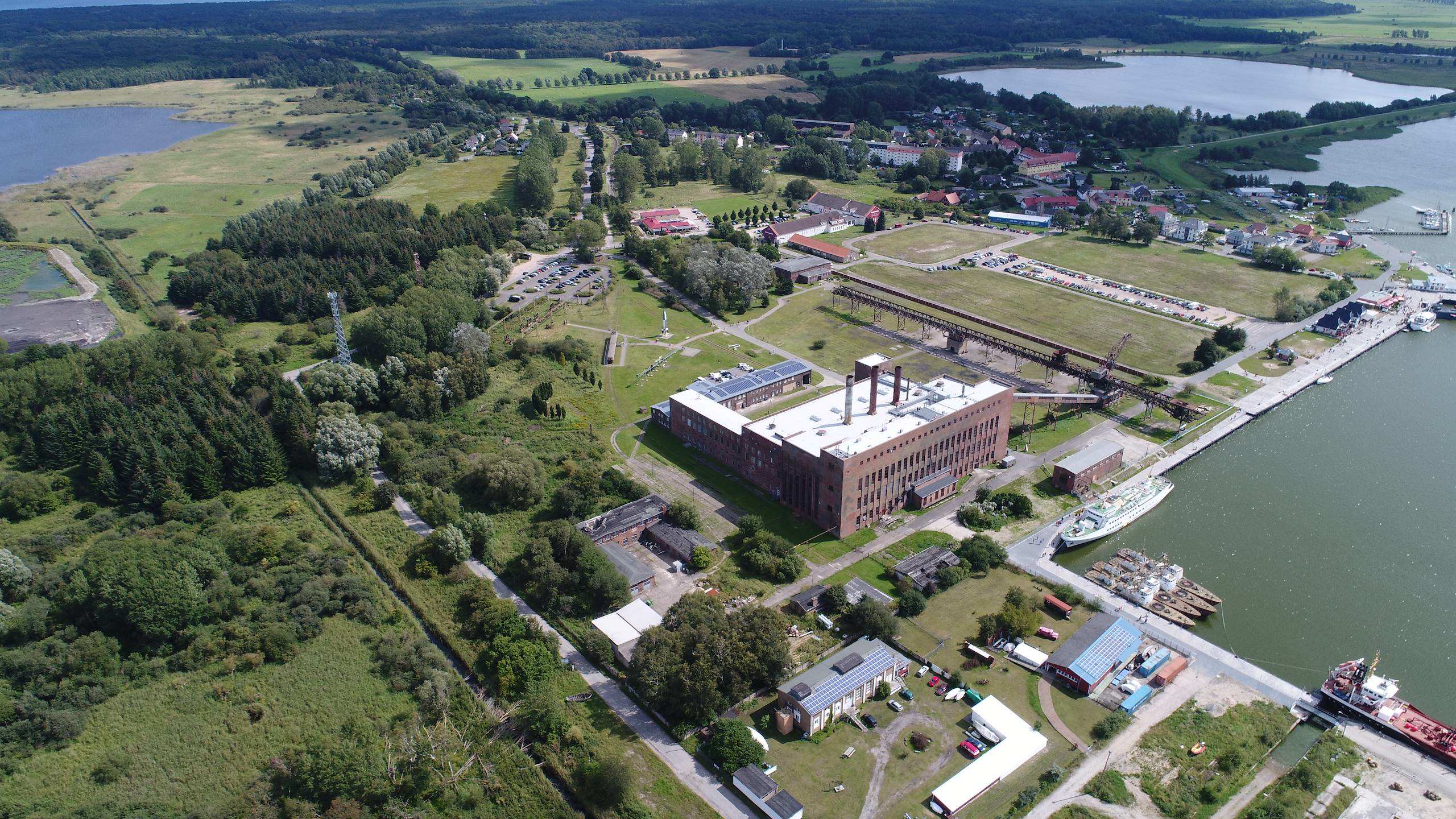 Peenemünde – Luftaufnahme des Technikmuseums und Hafengeländes