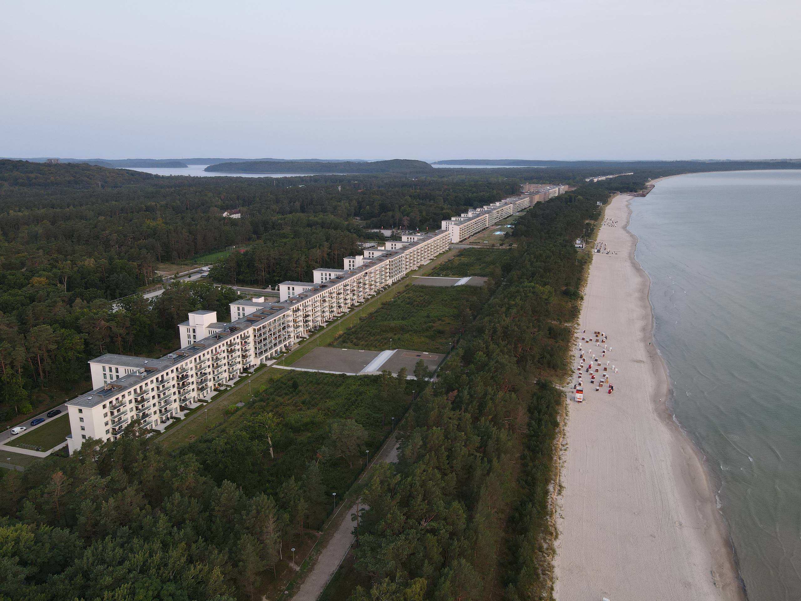 Prora auf Rügen – Luftaufnahme des Koloss von Rügen (KdF-Bau)