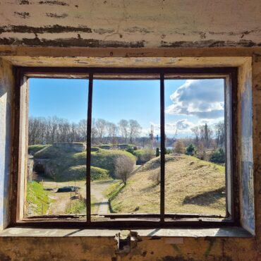 Bunker in Swinemünde – Blick durch ein altes Bunkerfenster auf den Hafen