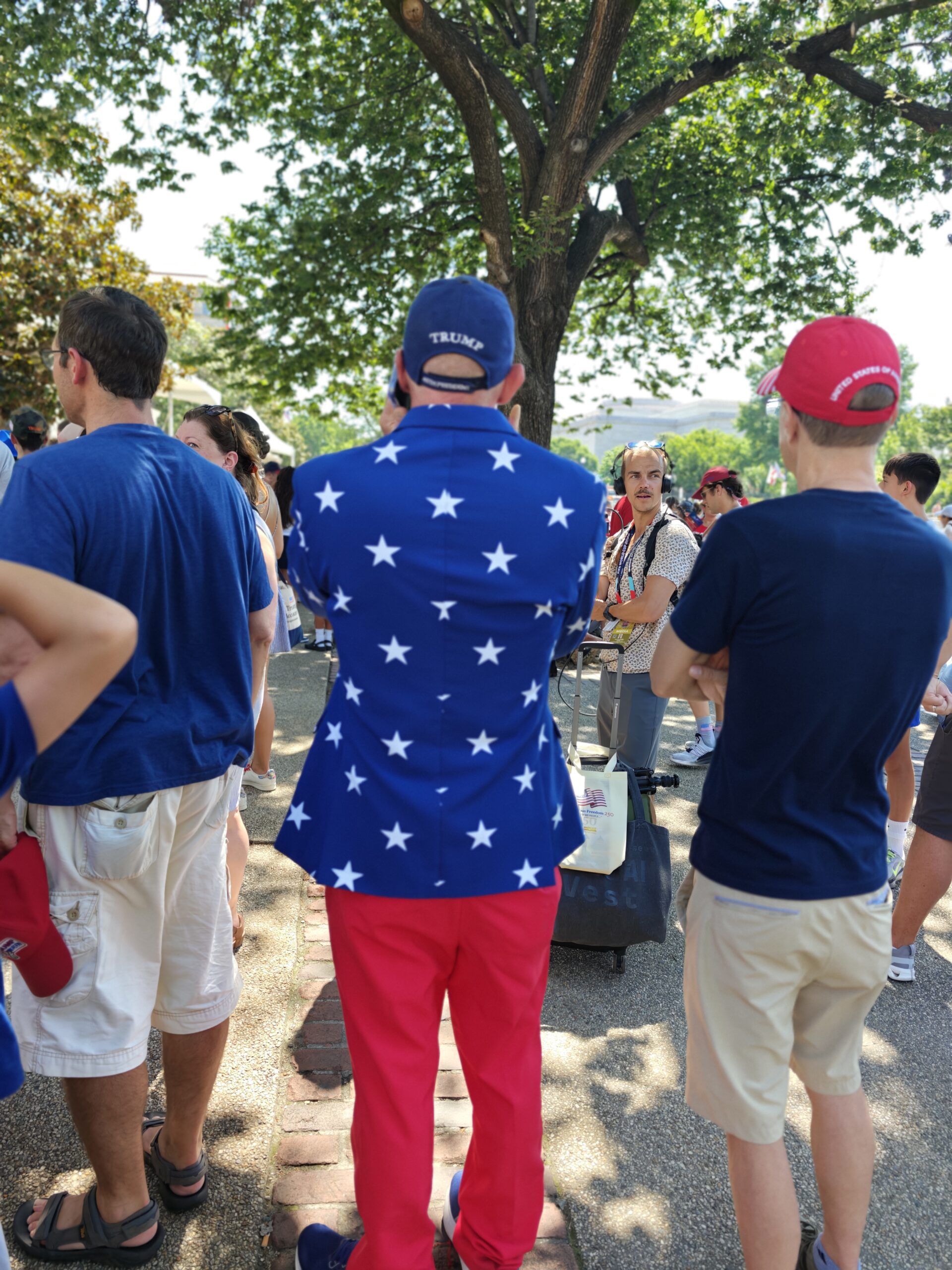 Besucher mit US-Flaggen-Shirts auf der National Mall in Washington