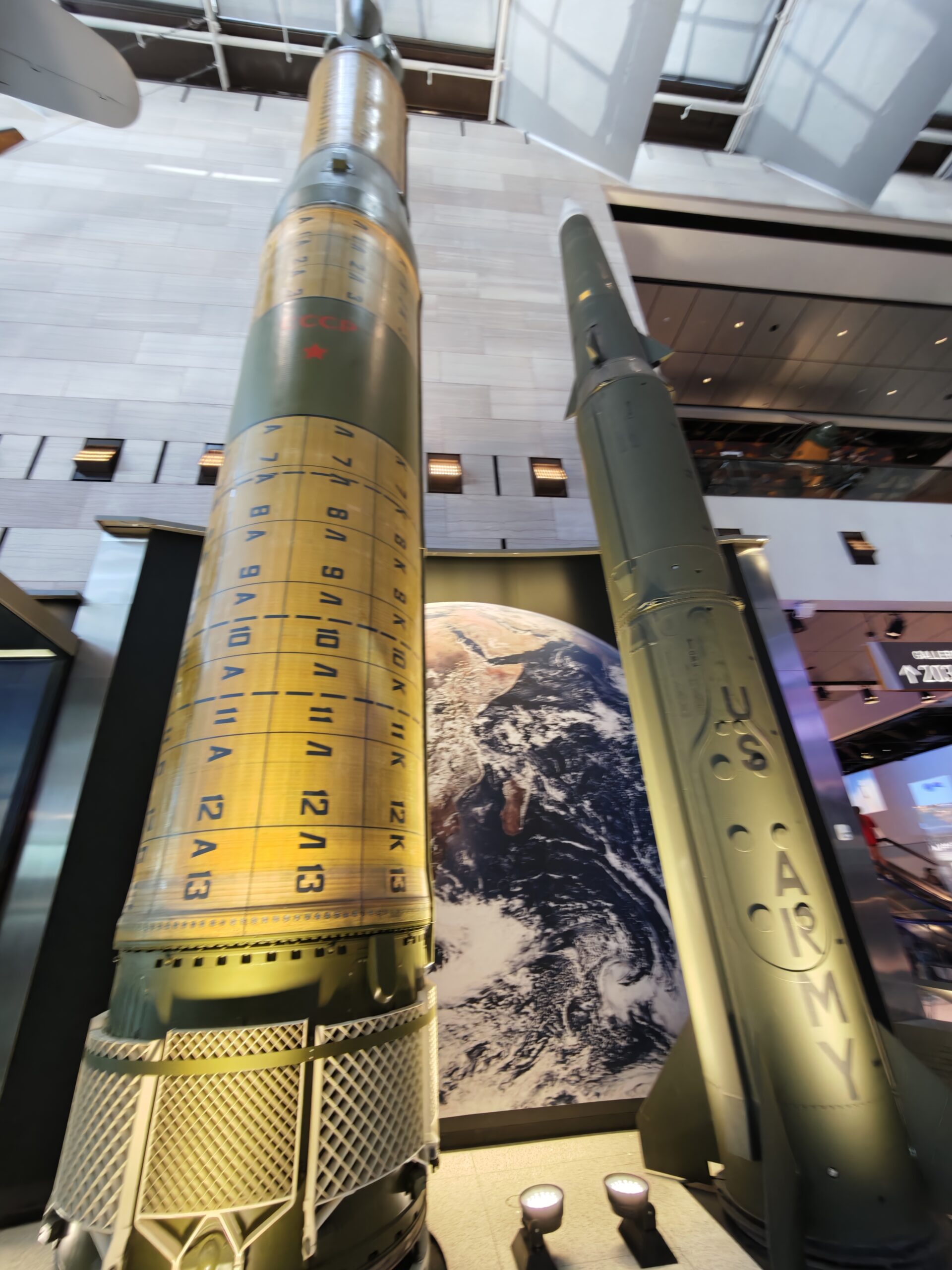 Nahaufnahme mehrerer Raketen nebeneinander im Museum