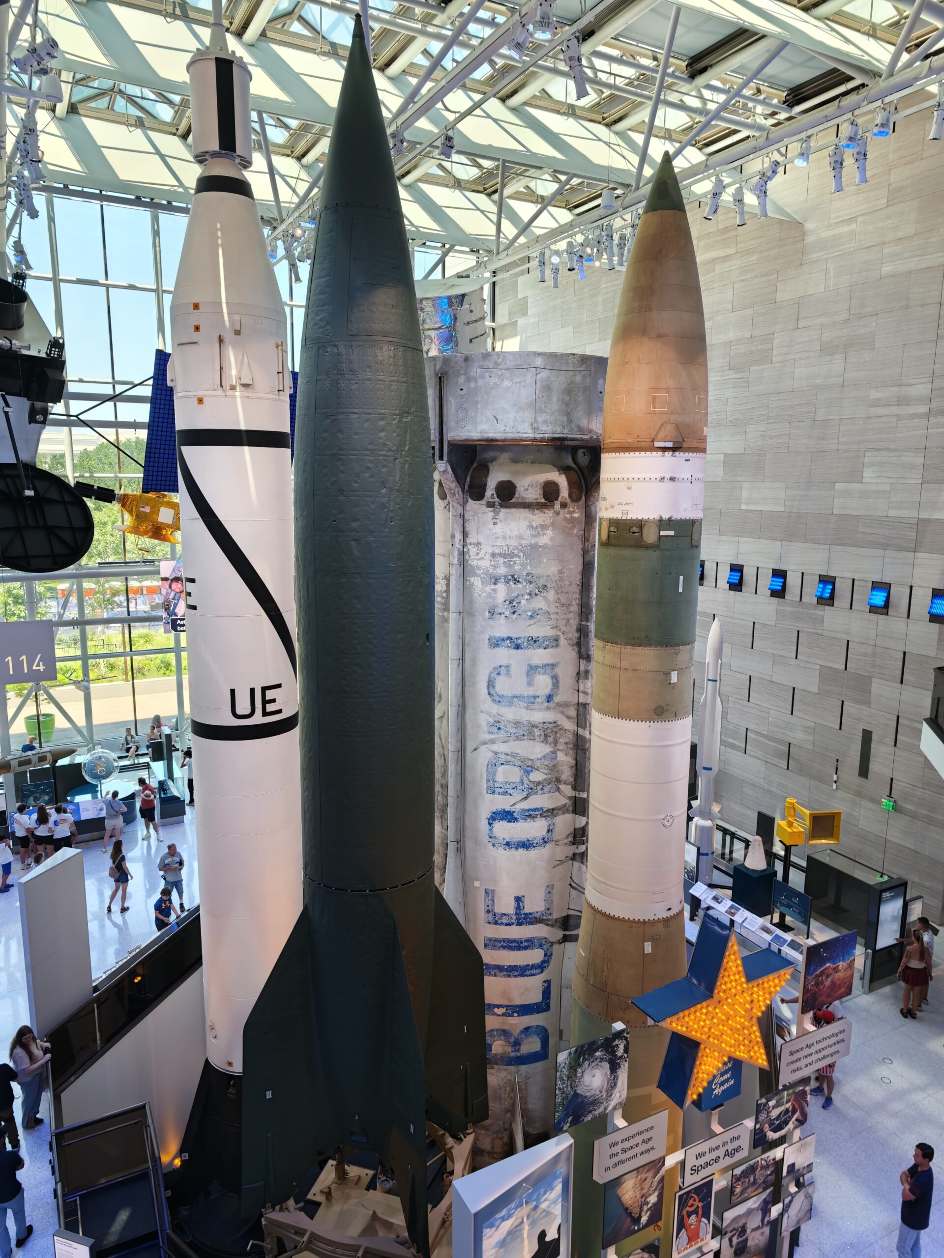 Raketen in der Ausstellungshalle des Luft- und Raumfahrtmuseums