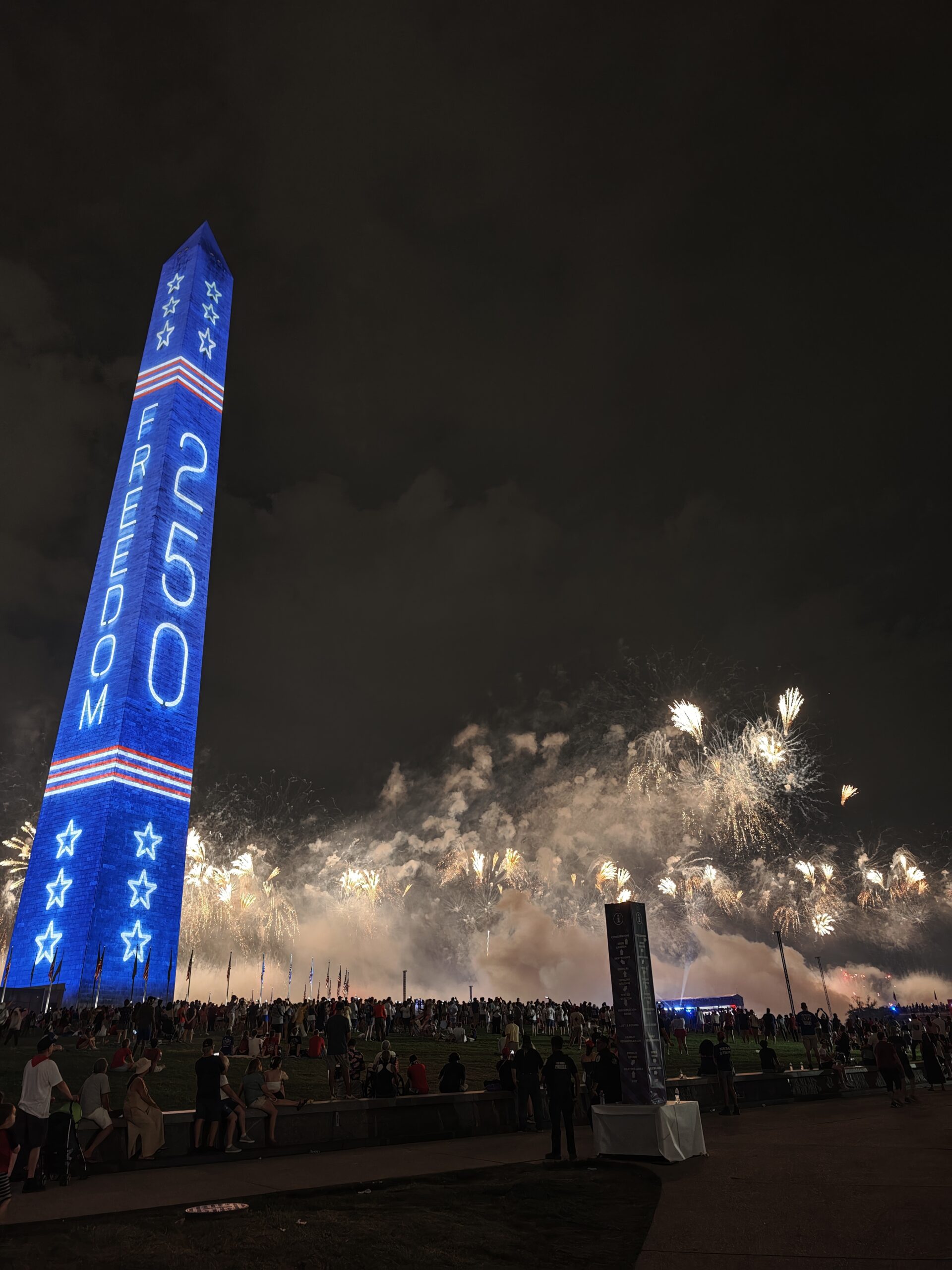 Das Washington Monument nachts blau beleuchtet mit der Zahl 250