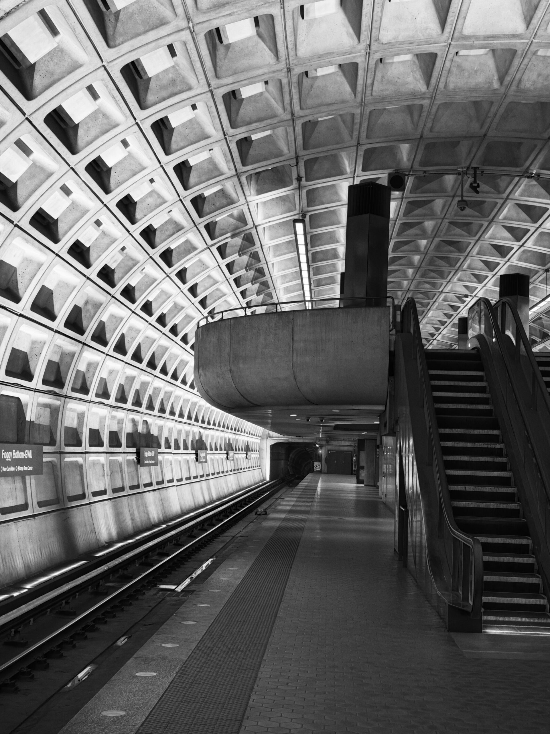 Gewölbedecke einer U-Bahn-Station der Washingtoner Metro