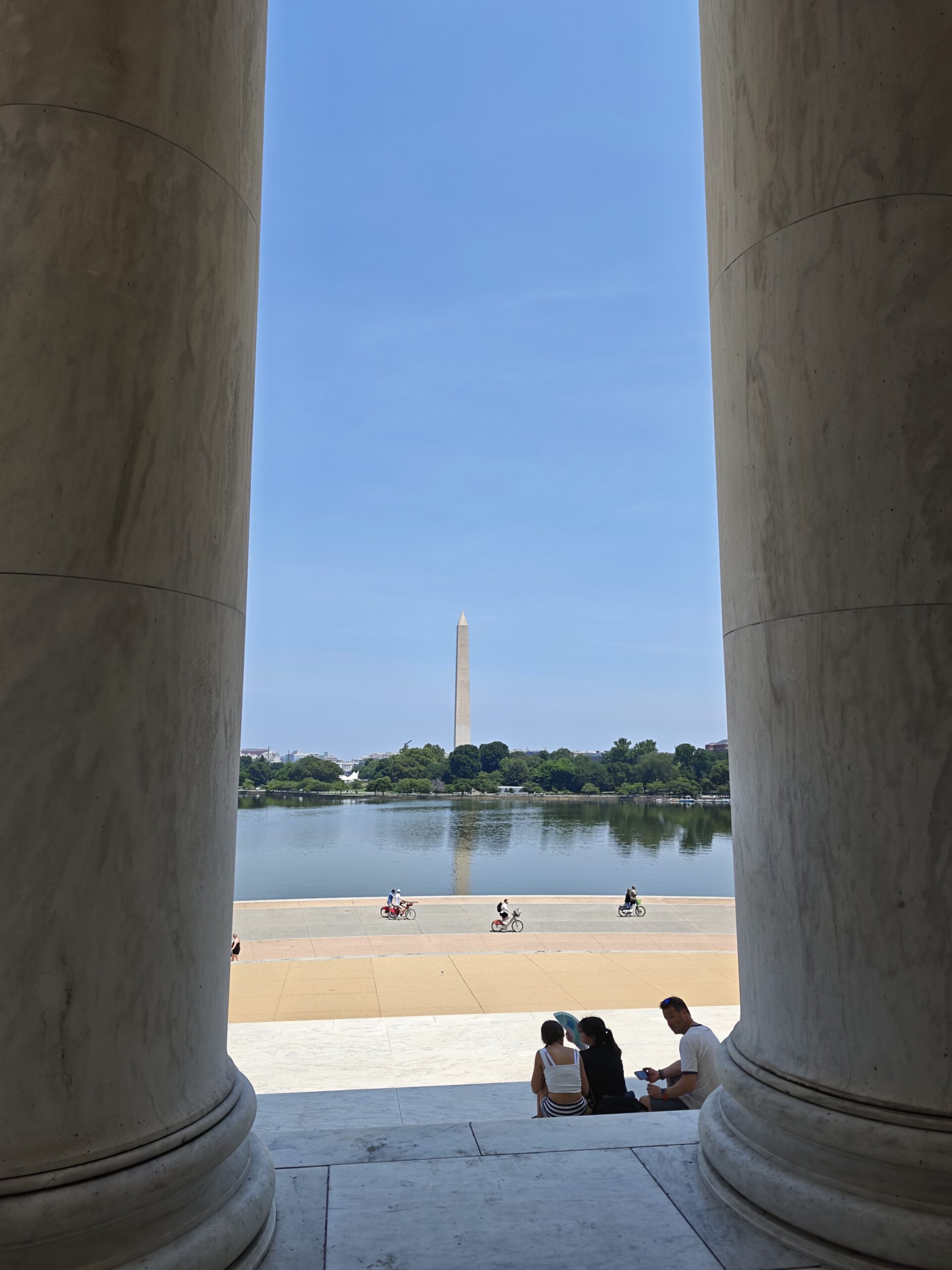 Blick zwischen zwei Säulen des Lincoln Memorial auf das Washington Monument