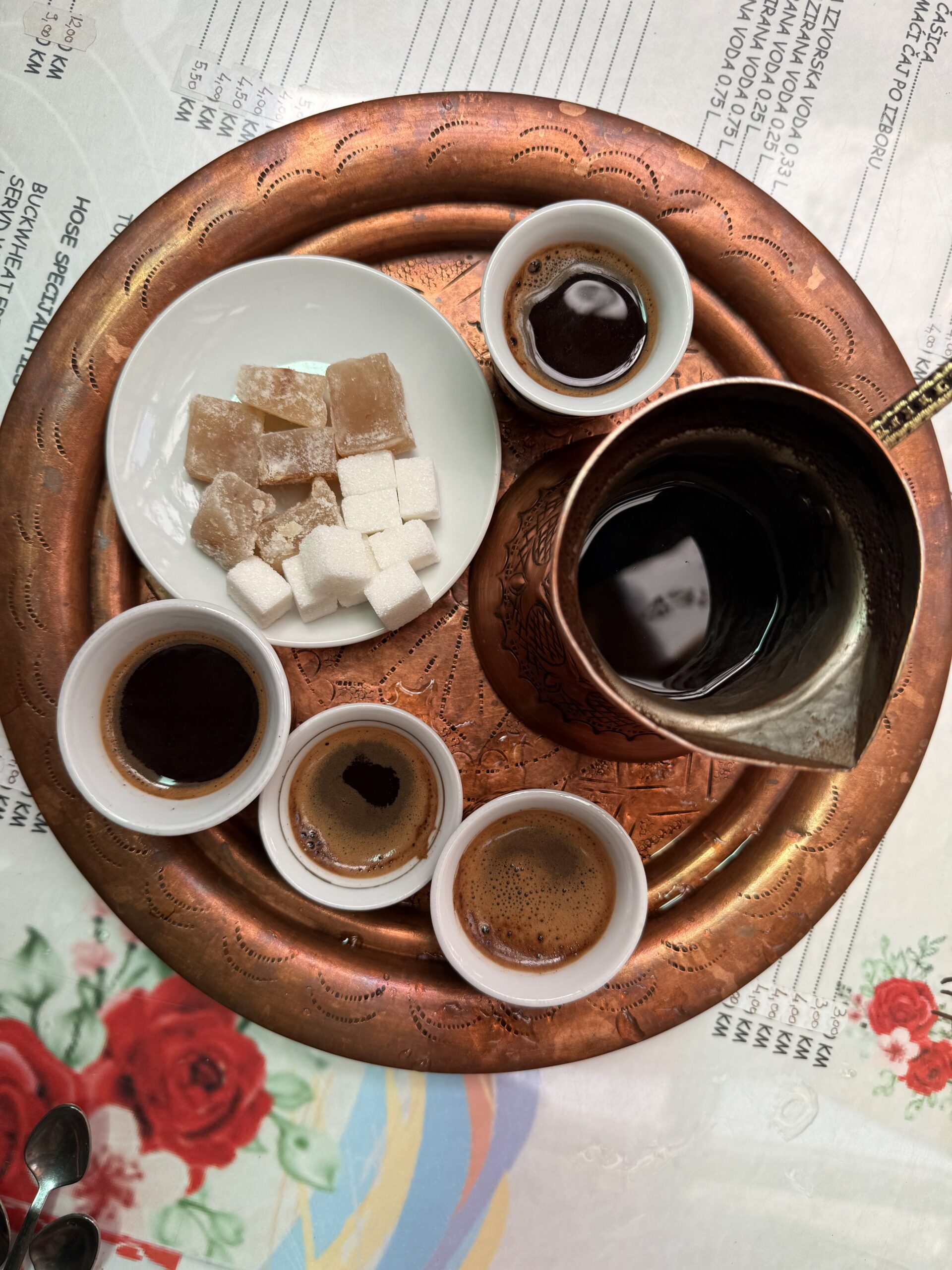 Bosnischer Kaffee im Kupferservice mit Zuckerwürfeln