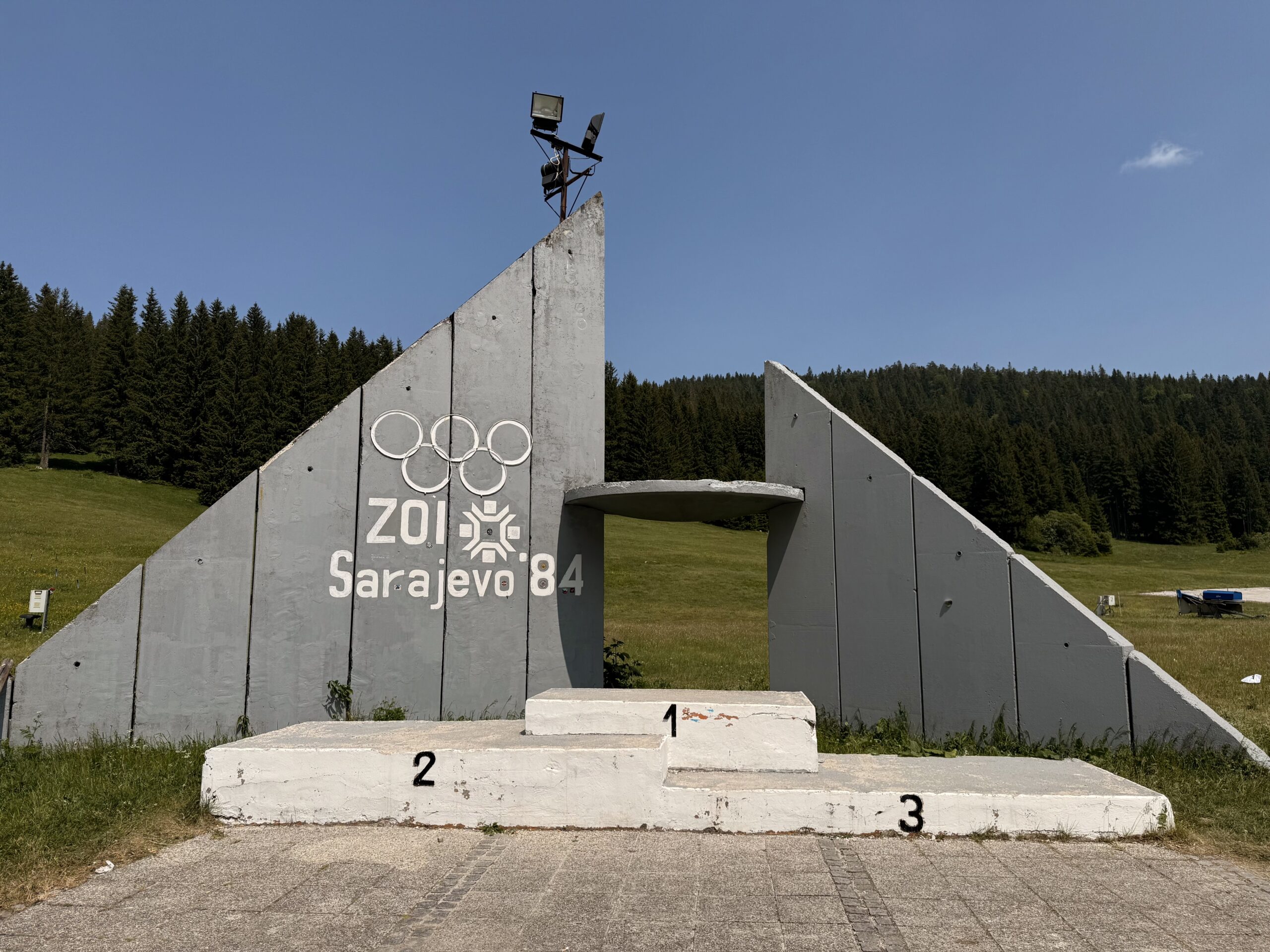 Olympia-Skisprungschanze mit der Aufschrift ZOI Sarajevo 84