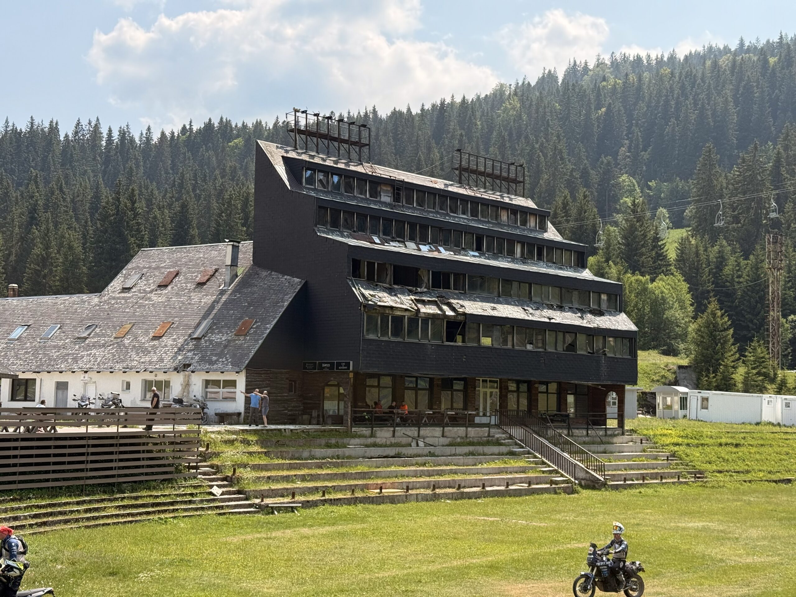 Hotelbau aus der Olympiazeit in den Bergen bei Sarajevo