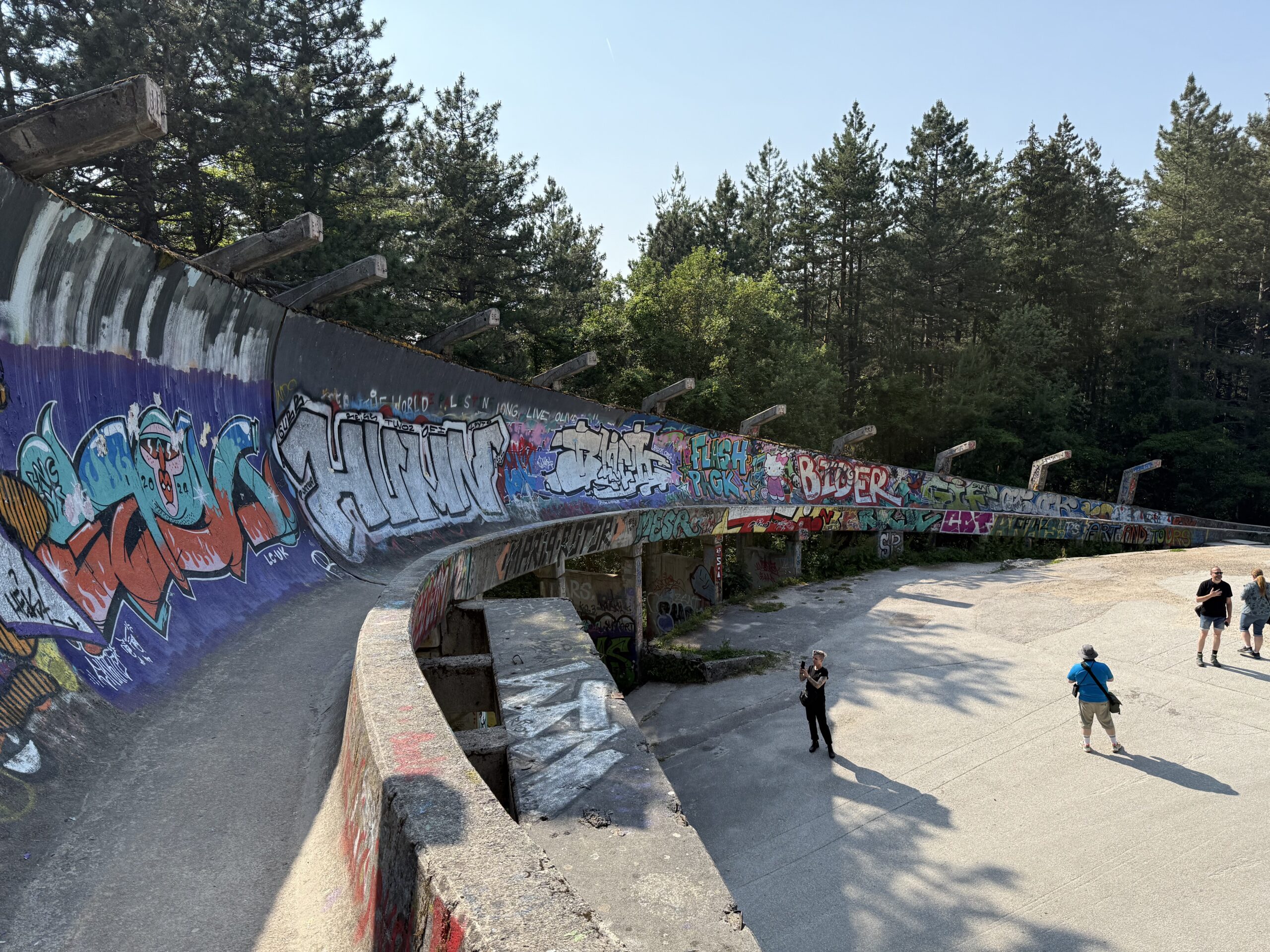Verlassene Olympia-Bobbahn mit Graffiti im Wald
