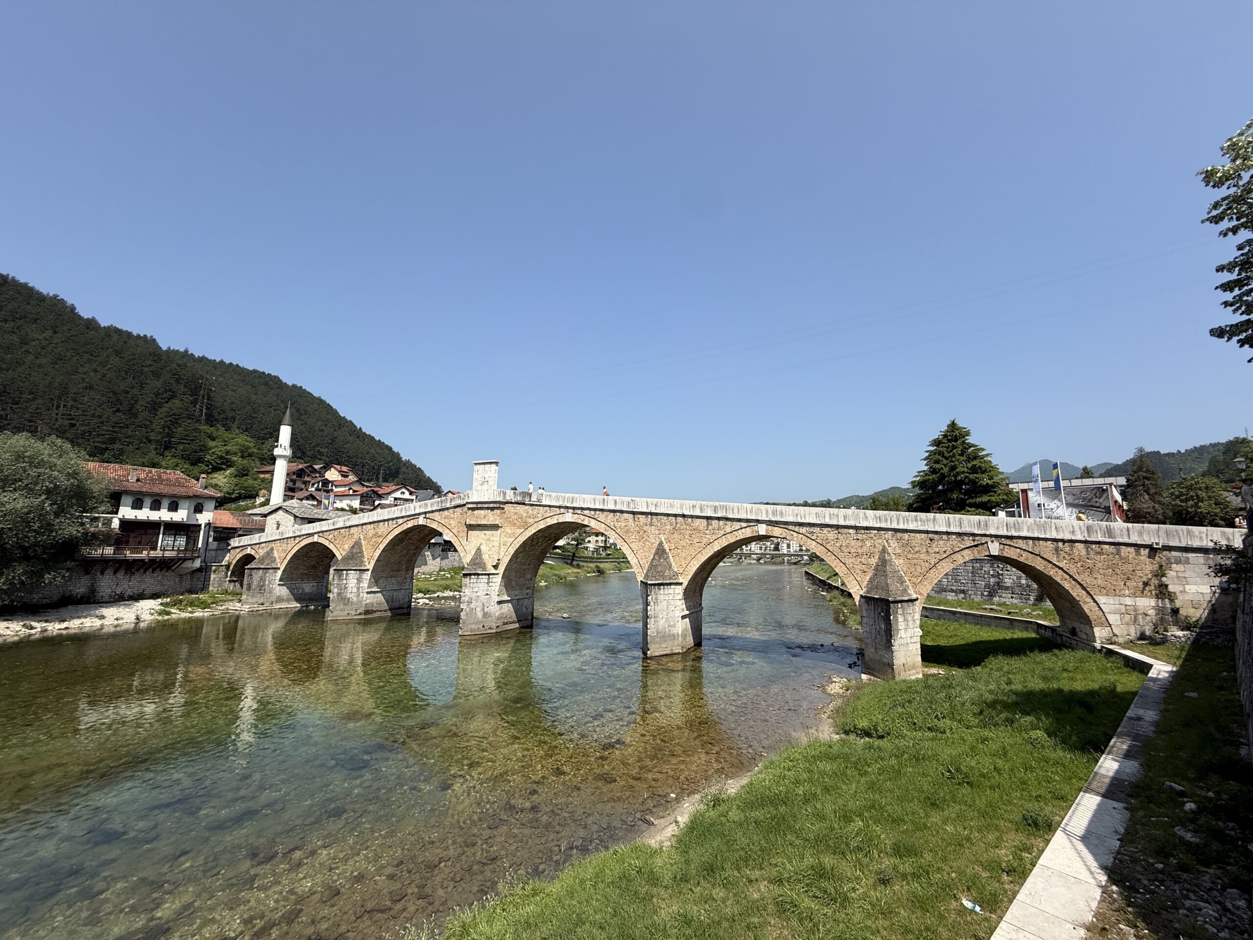 Alte Steinbrücke mit sechs Bögen und Minarett in Konjic