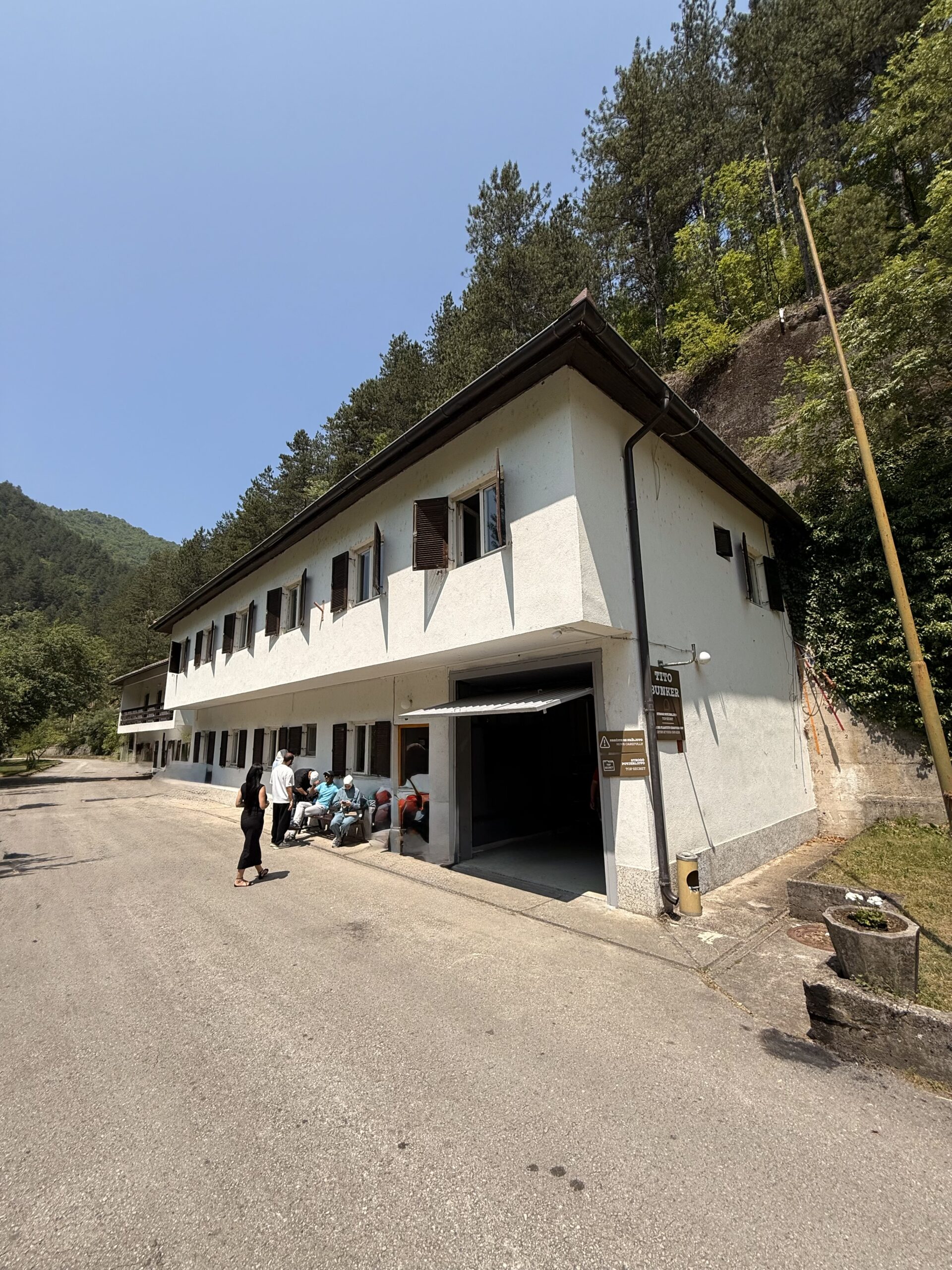 Unscheinbares weißes Haus mit Garage am Waldrand