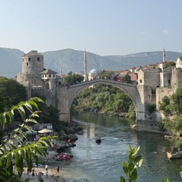 Stari Most, die alte Brücke von Mostar, mit der Altstadt