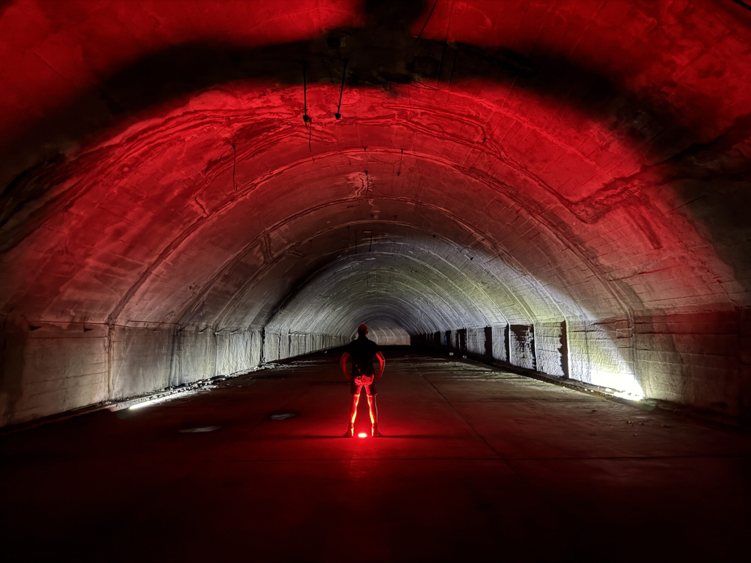 Rot beleuchteter Tunnel einer unterirdischen Flugzeugkaverne