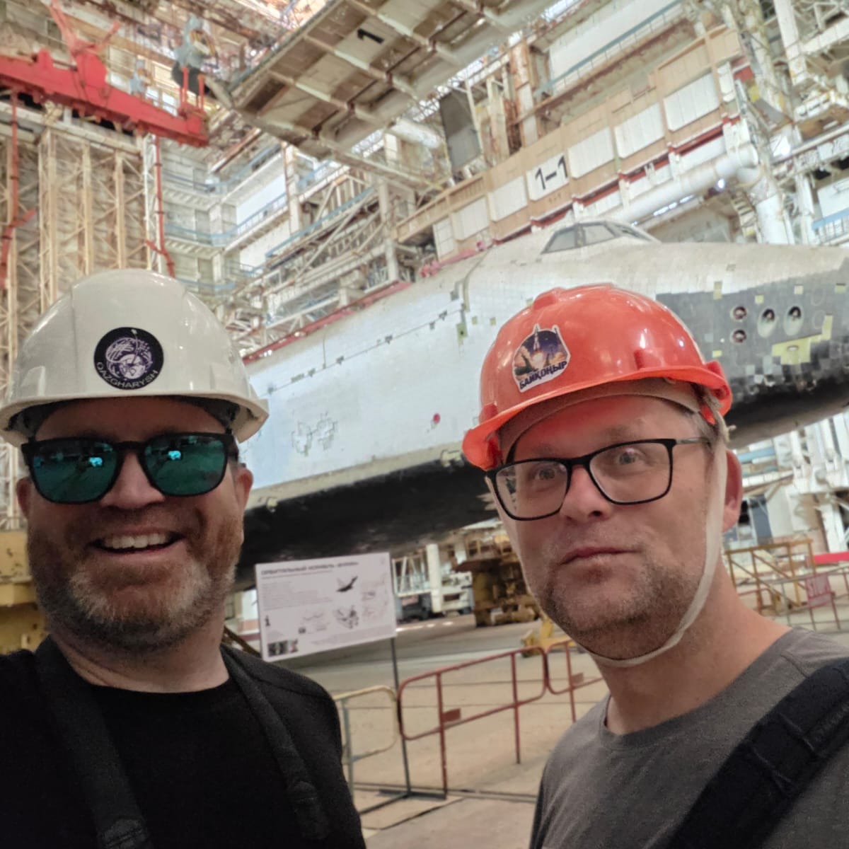 Martin und Kai in Baikonur (quadratisch) Martin Kaule und Kai Blitz mit Schutzhelmen vor einer Raumfähre in Baikonur